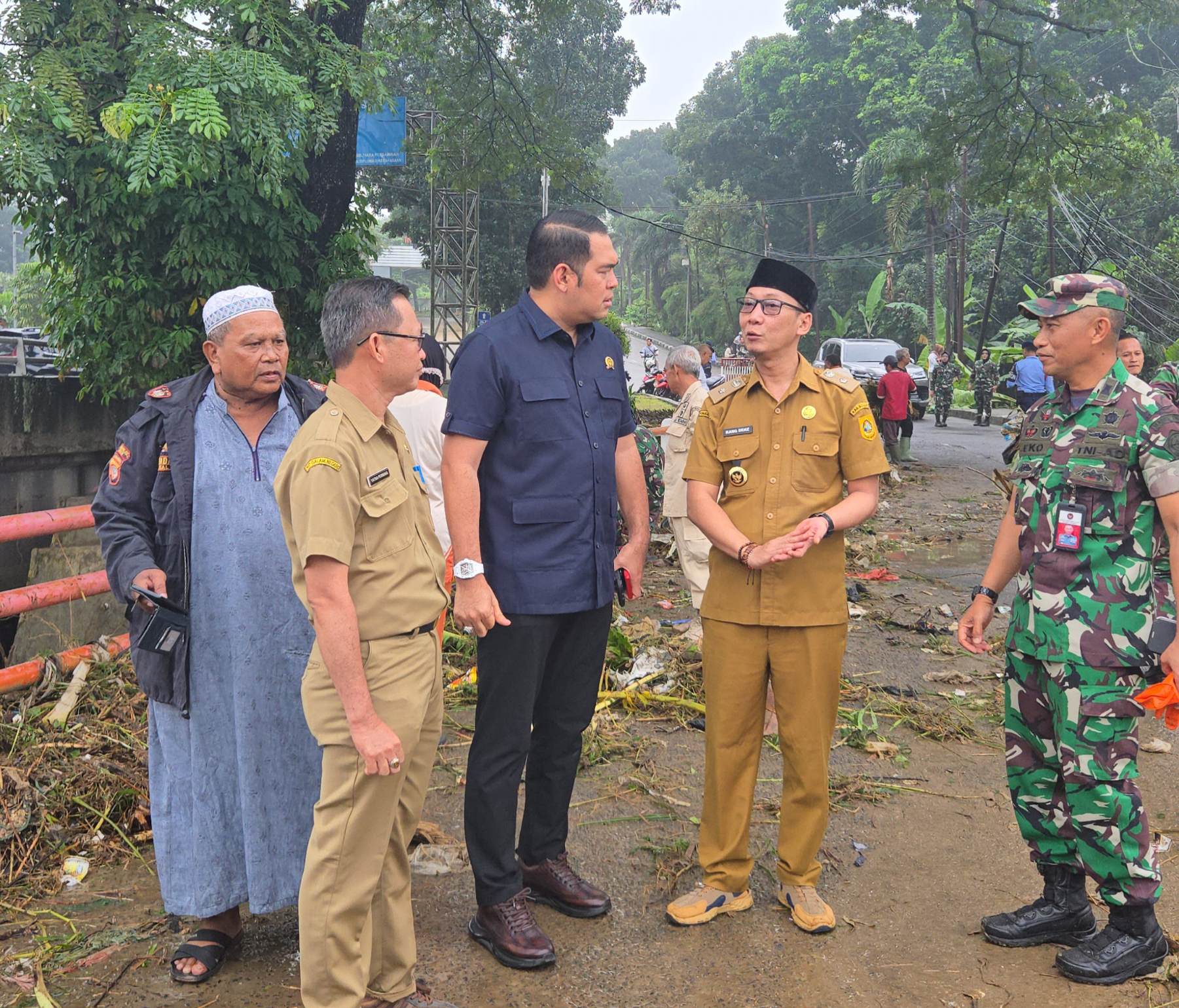 Tinjau Lokasi Bencana di Leuwinutug, Ipeck Berikan Bantuan Makanan untuk Berbuka dan Sahur 
