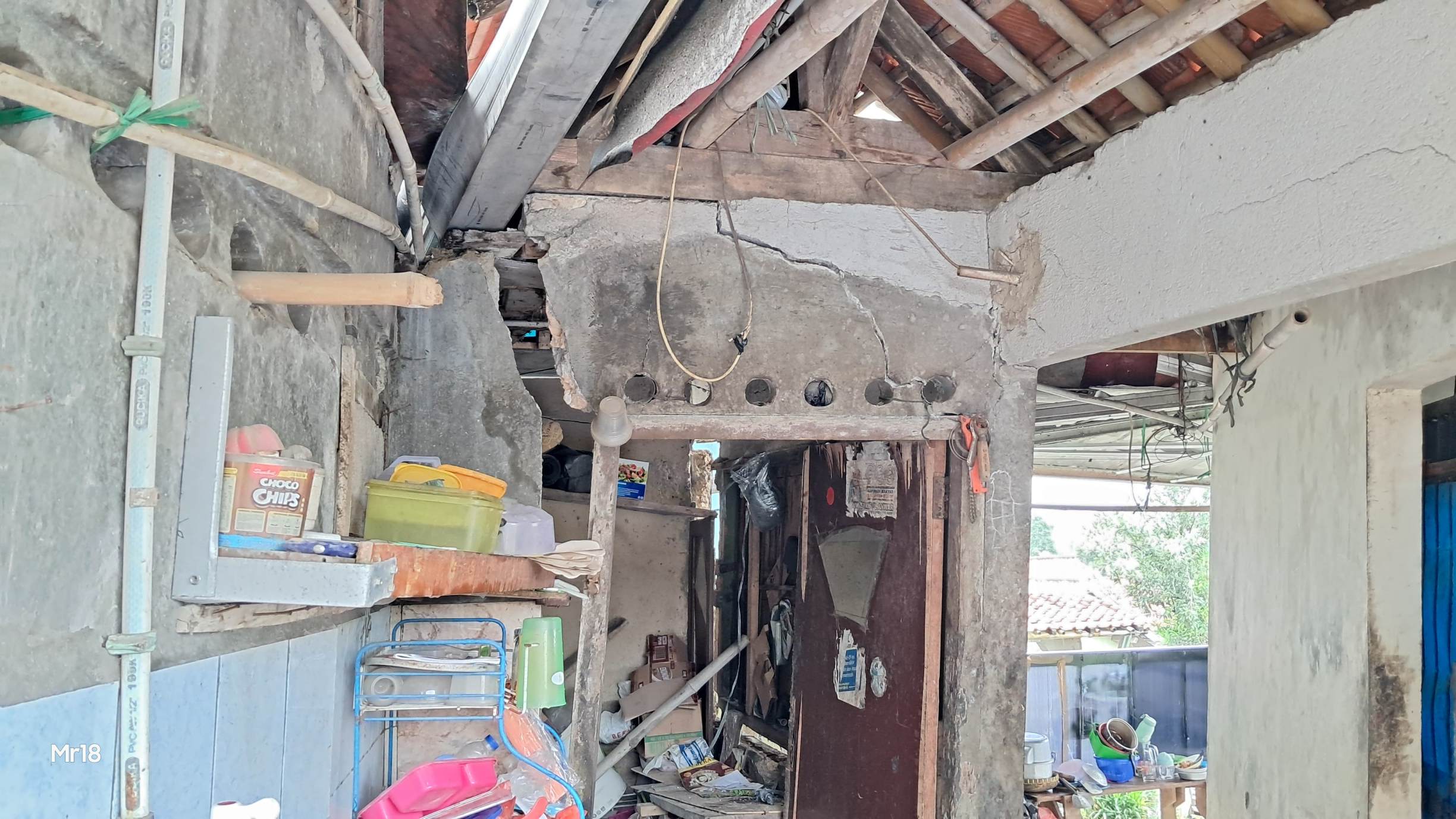 Curah Hujan Tinggi, Rumah Warga di Semplak Barat Nyaris Roboh Akibat Pergesaran Tanah