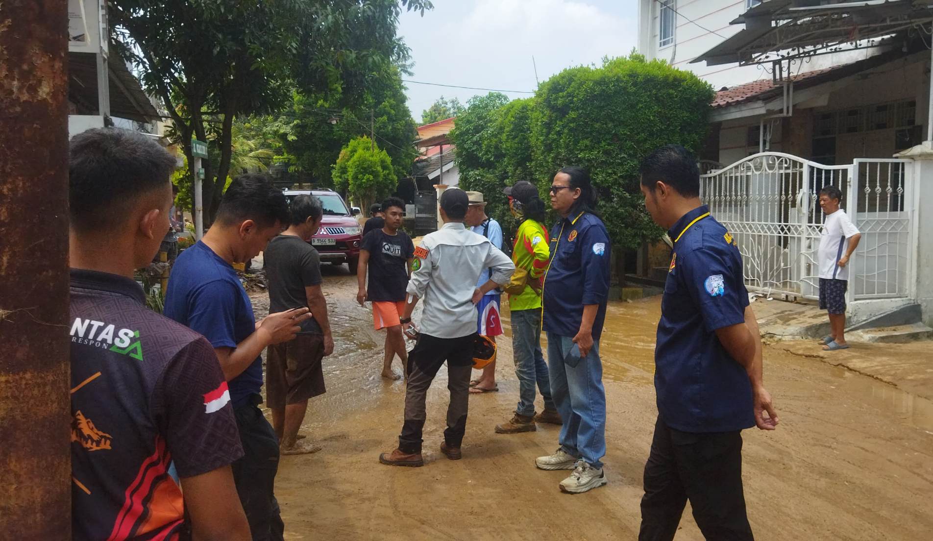 Totalitas, FAJI Kabupaten Bogor Bantu Evakuasi Warga Terdampak Banjir