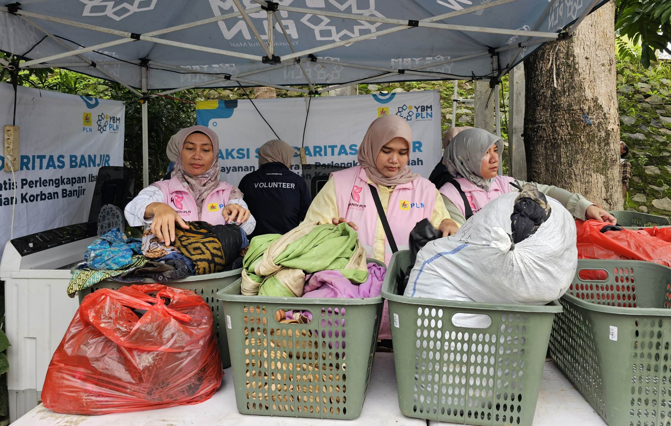 Gelar Aksi Solidaritas, YBM dan Srikandi PLN UP3 Gunung Putri Berikan Layanan Cuci Gratis Perlengkapan Ibadah dan Pakaian Korban Banjir