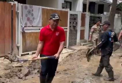 Bersihkan Lumpur Pasca Banjir di Villa Nusa Indah 5, Pemdes Ciangsana Gelar Kerja Bakti