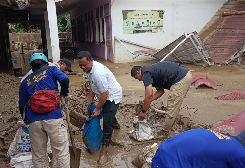 Bantu Bersihkan Lumpur dan Sampah Pasca Banjir Bojong Kulur, Katar Gunung Putri Adakan Gotong Royong