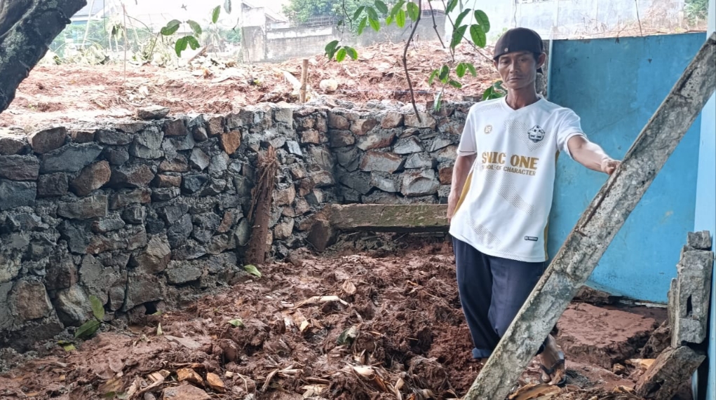 Proyek Perumahan Picu Banjir, Tembok Pagar SDN Cipayung 01 Jebol Hingga Rendam 2 Ruangan Kelas