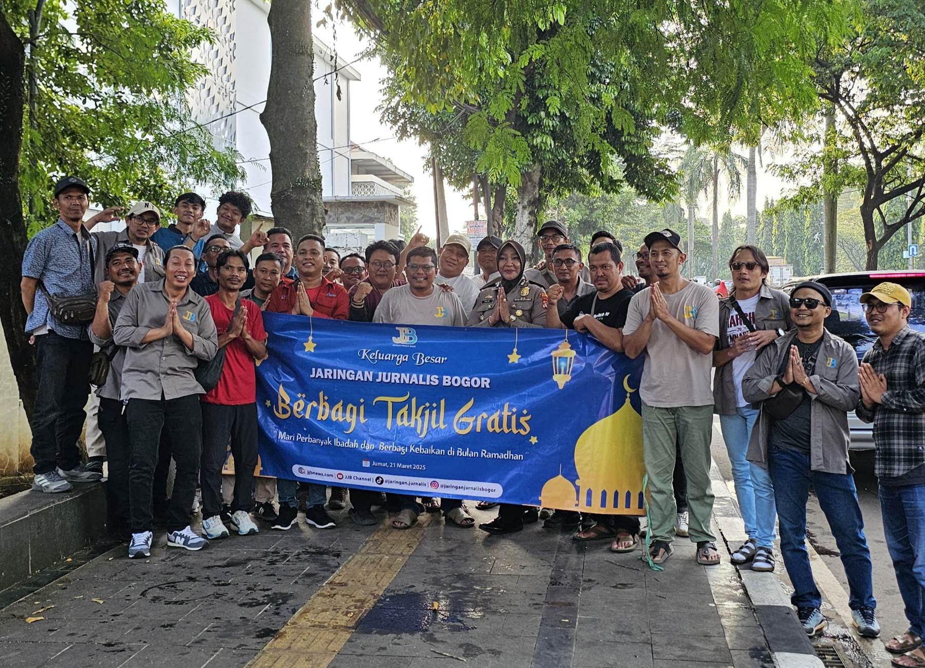 Ramadhan Istimewa, JJB Bagikan Ratusan Paket Takjil dan Santuni Anak Yatim