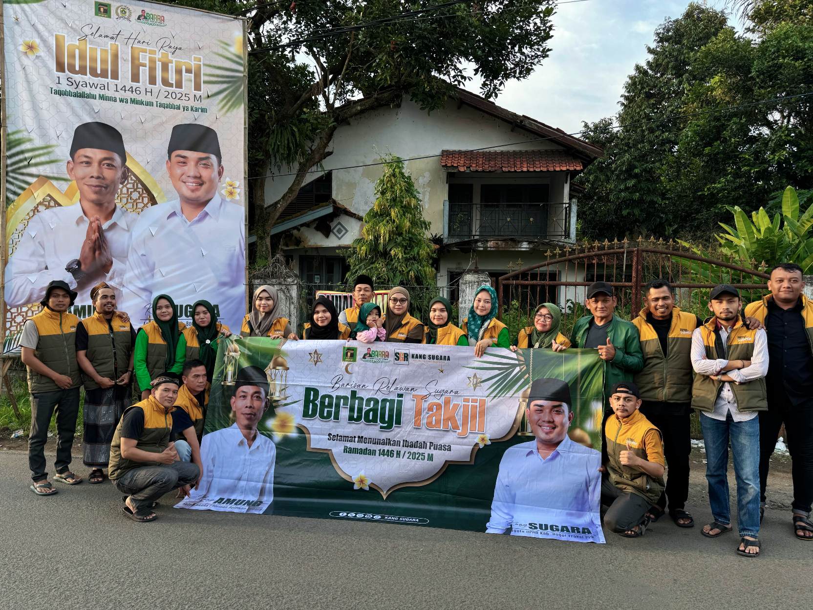 Barisan Relawan Sugara Bagikan Ratusan Paket Takjil untuk Pengguna Jalan dan Warga di Rancabungur