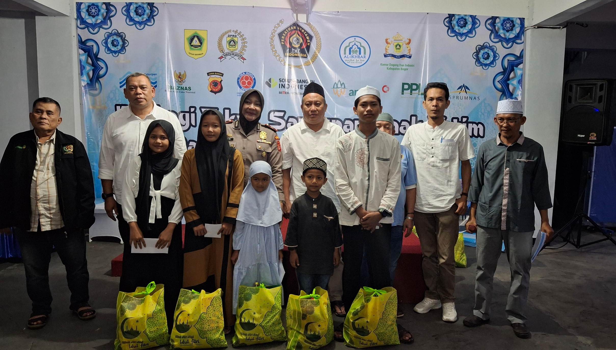Berbagi, PWI Kabupaten Bogor Berbagi Takjil dan Santunan Anak Yatim