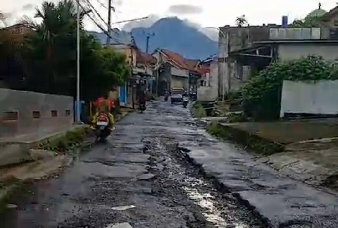 Viral di Medsos, Warga Keluhkan Jalan Abdul Fatah di Ciampea Menuju Lokasi Wisata Rusak Parah