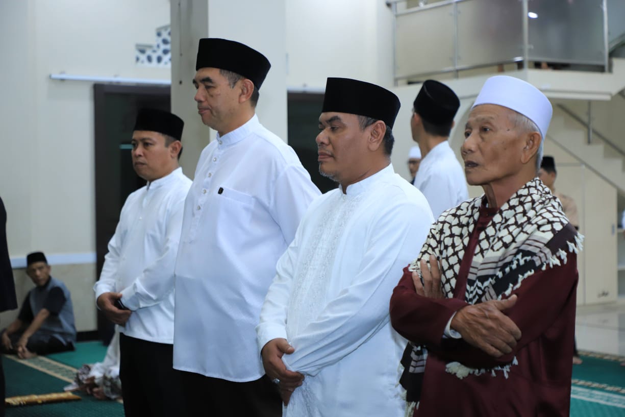 Wakili Bupati Bogor, Sekda Ajat Laksanakan Tarling di Masjid Al-Ikhlas Desa Puspasari
