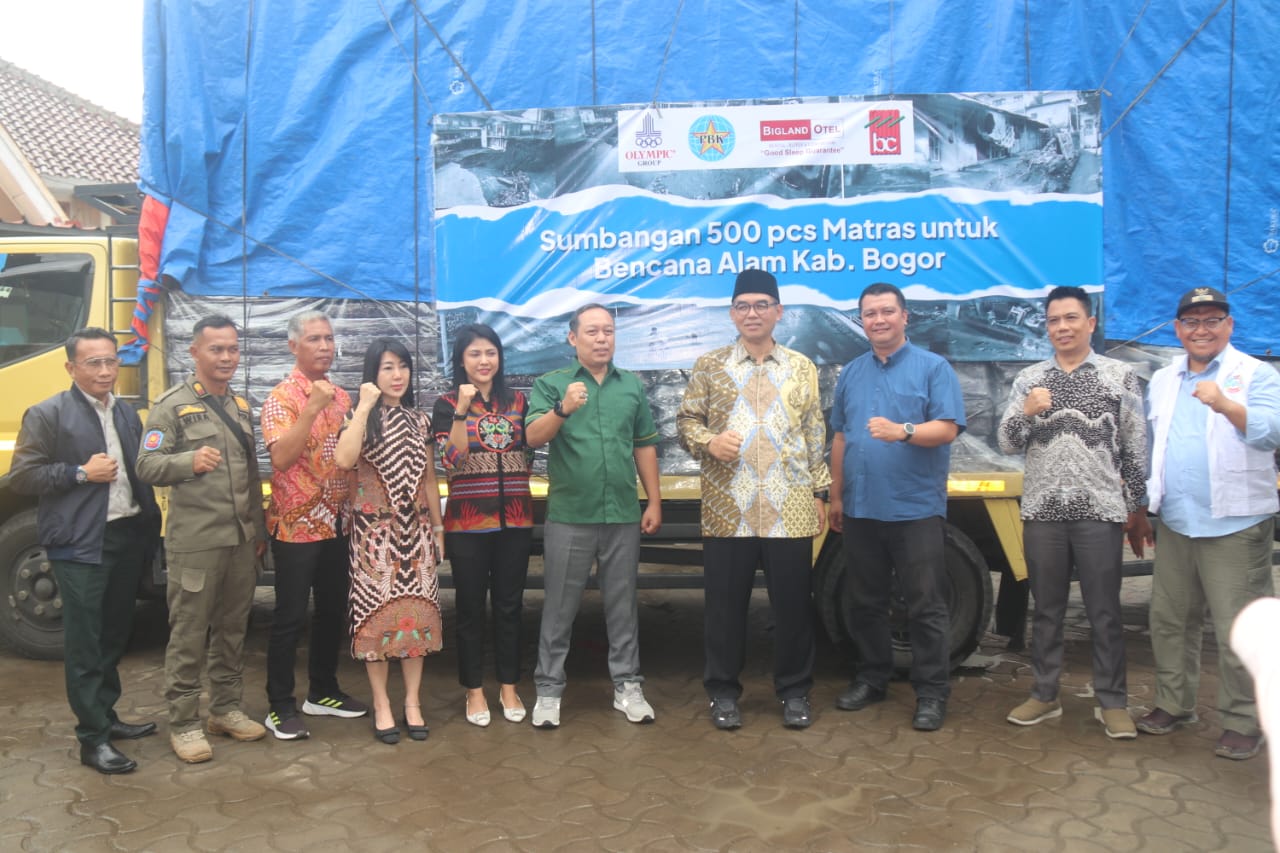 Sekda Ajat Tinjau Lokasi Banjir Bojong Kulur, Terima Bantuan Kasur untuk Warga Terdampak