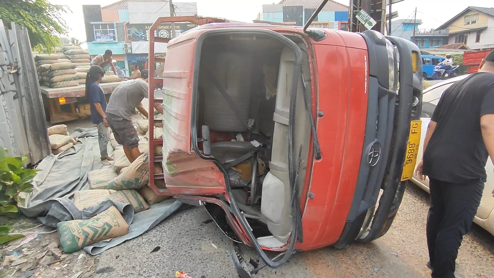 Ngebut di Tikungan, Truk Pengangkut Semen Terguling di Jalan Raya Narogong Cileungsi