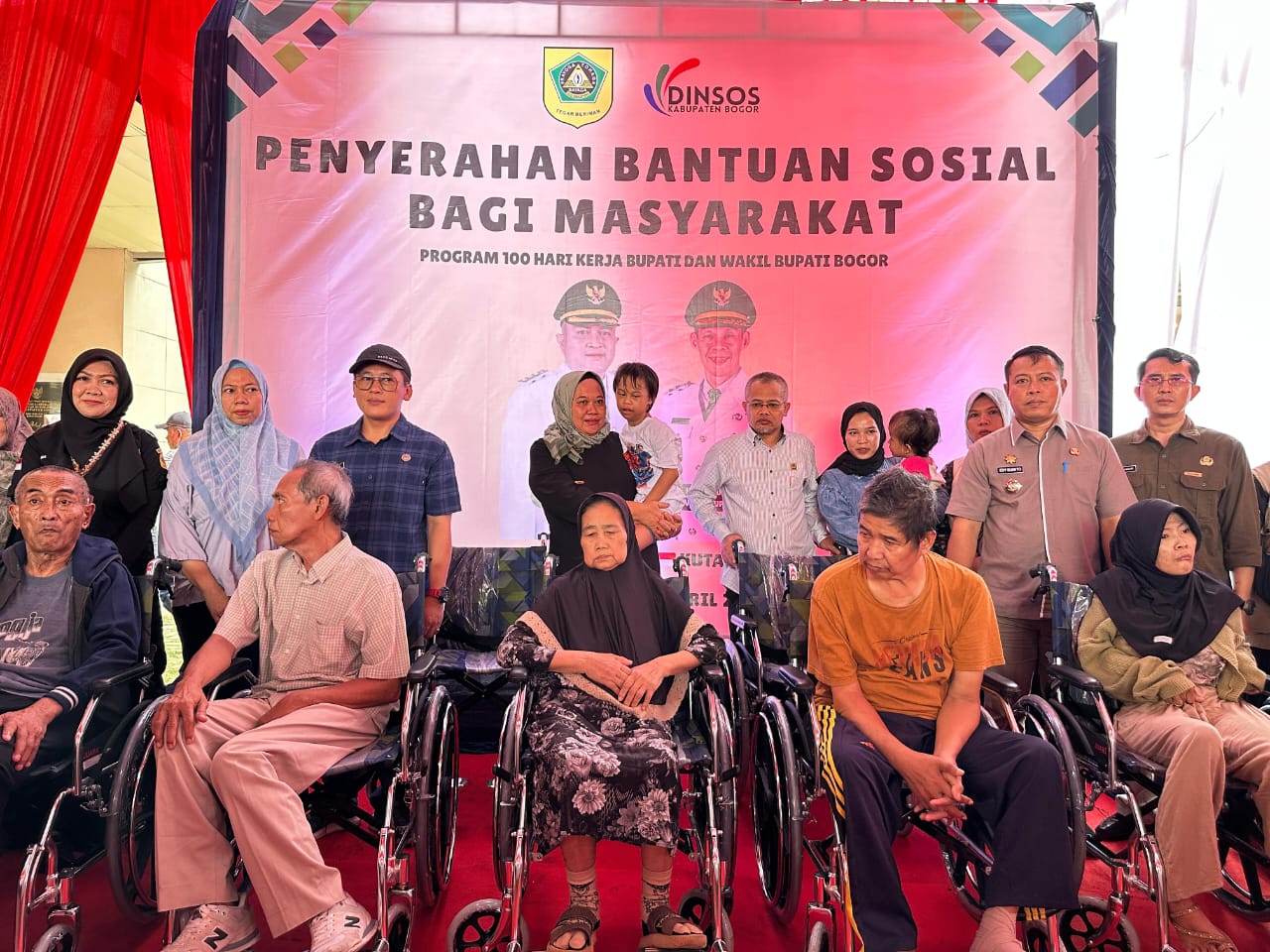 Tingkatkan Kesejahteraan Masyarakat, Pemkab Bogor Salurkan Ratusan Kursi Roda dan Gerobak Usaha
