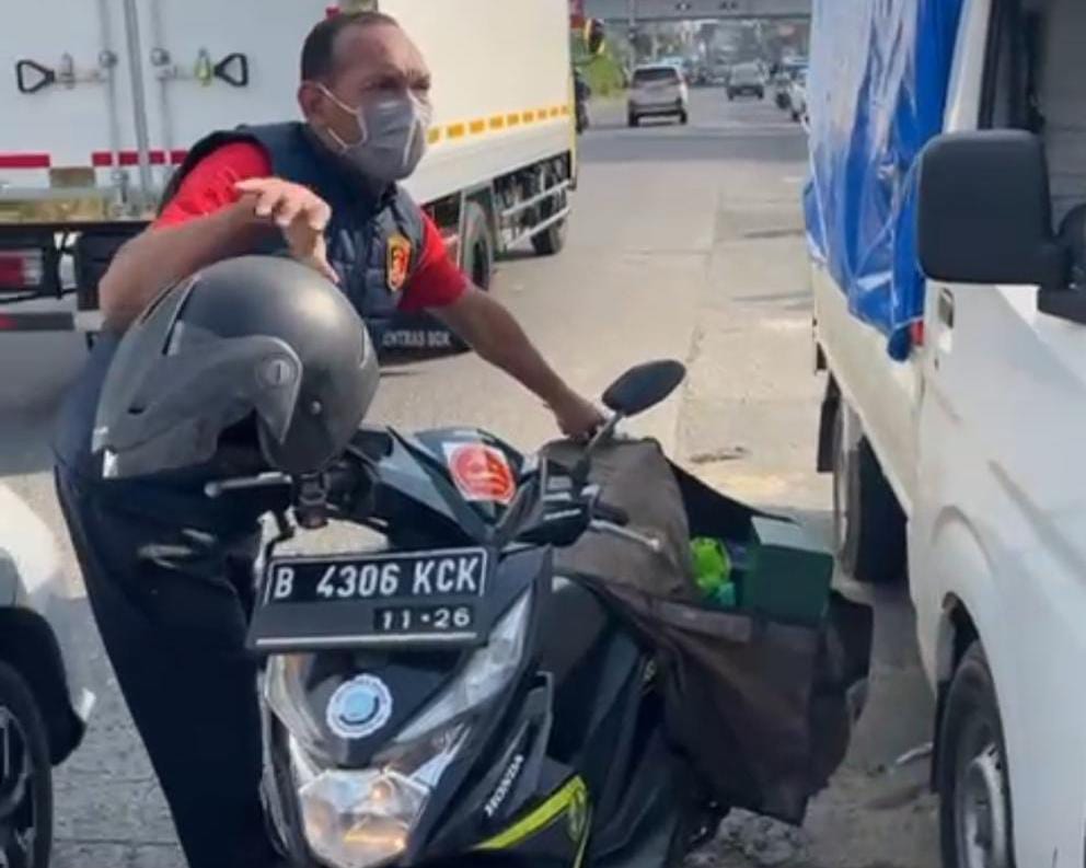 Kapolsek Cileungsi Nyamar Jadi Kurir Paket saat Bongkar Tempat Oplos Gas Elpiji
