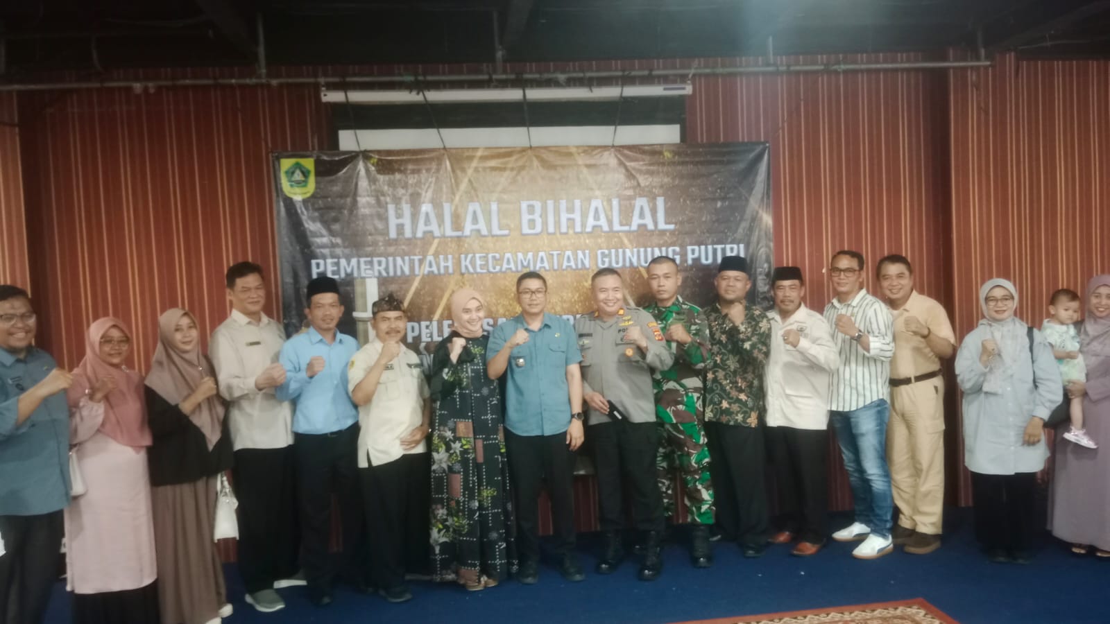 Pemcam Gunung Putri Lepas Pegawainya yang Purna Bakti Sambil Halal Bihalal