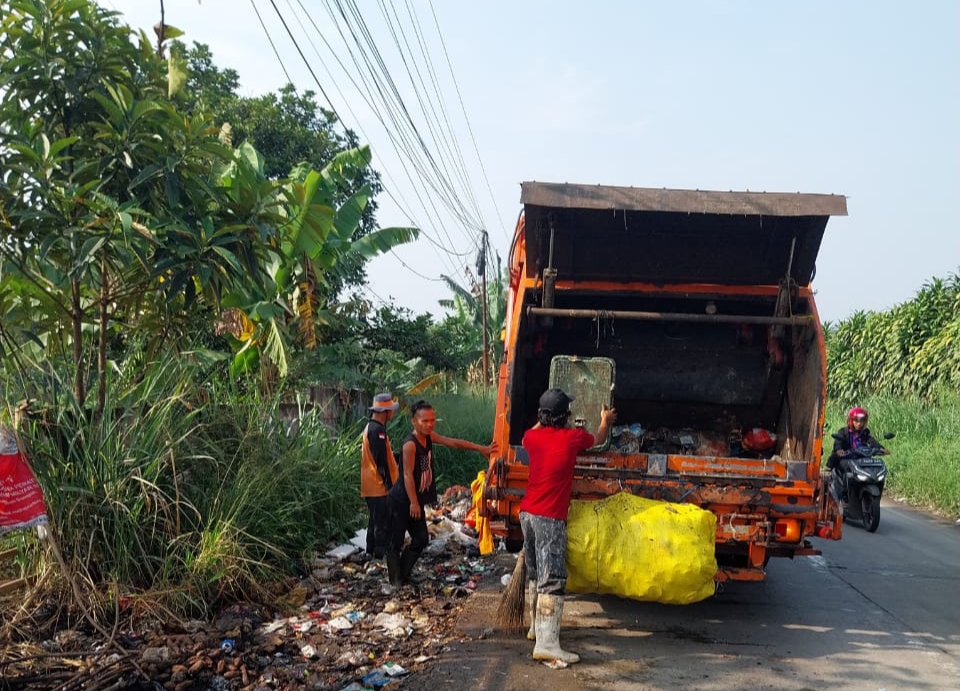 Sampah Liar di Jalan Raya Mad Noer Jampang Akhirnya Diangkut