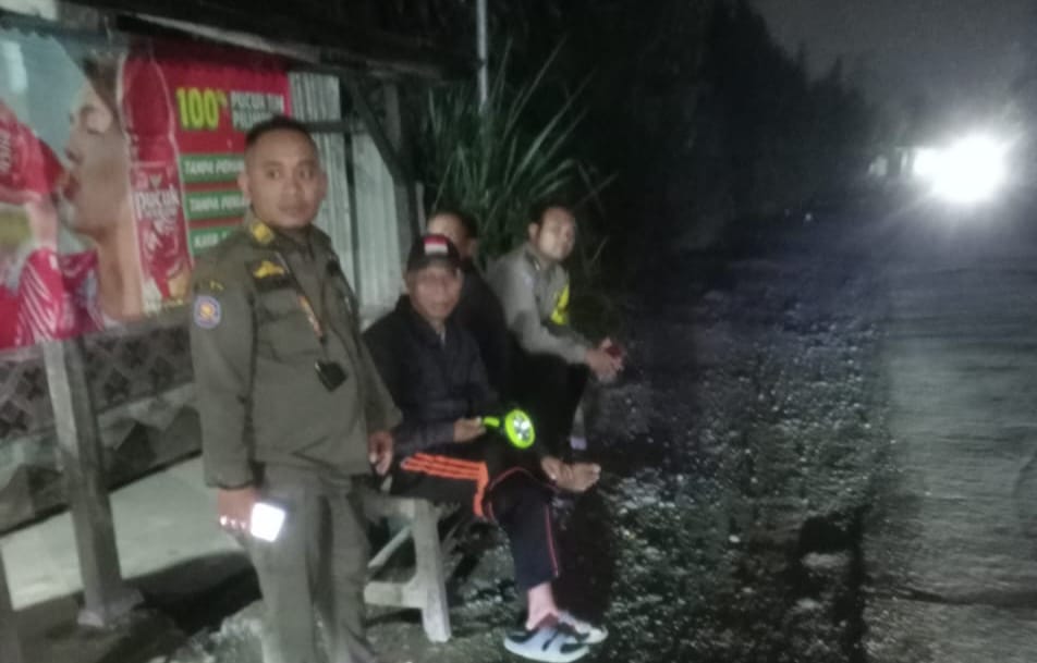 Buru Pelaku Pembuang Sampah, Binwil Hingga Satgas DLH Piket di Jalan Raya Mad Noer