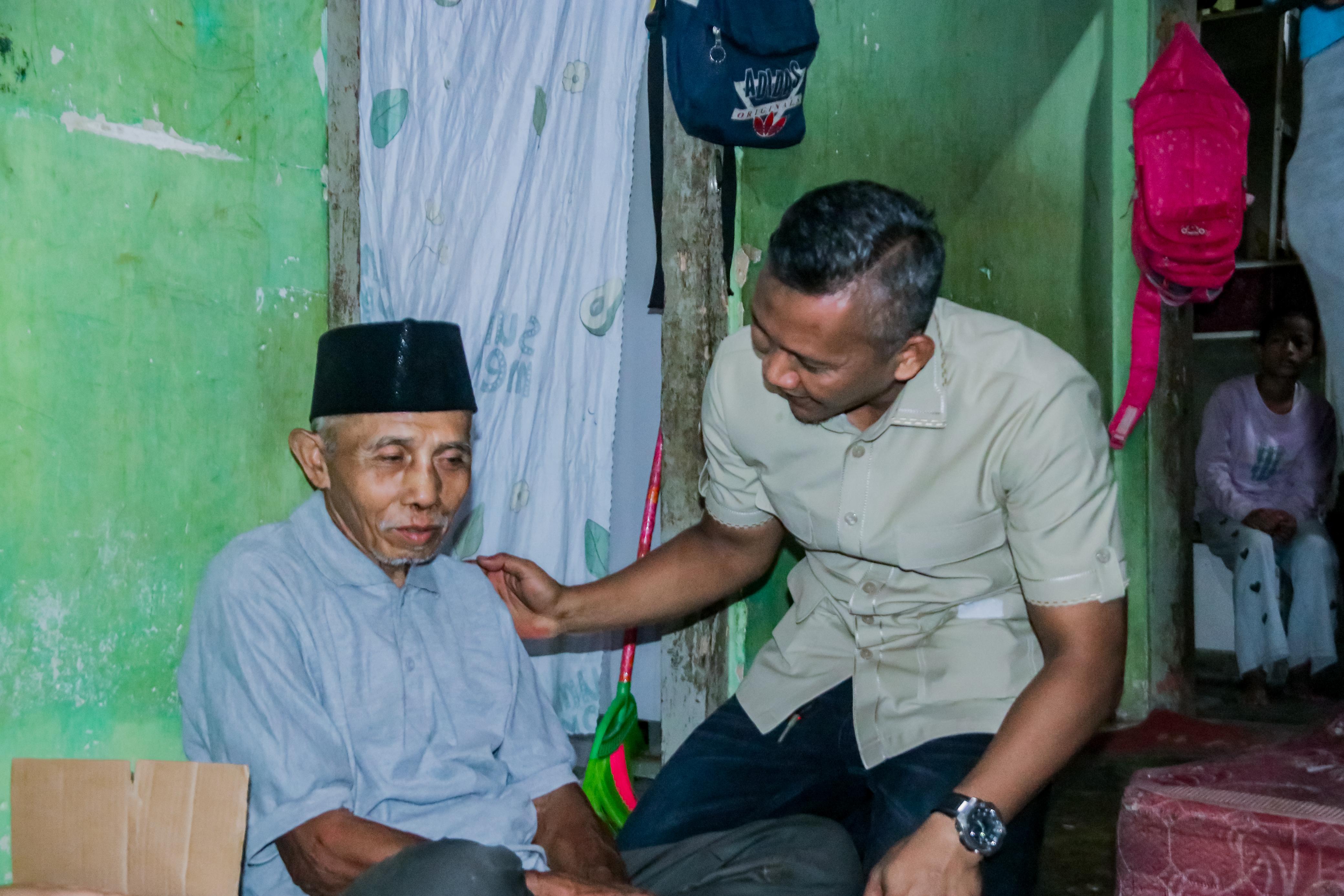 Jenal Mutaqin Sambangi Rumah Korban Pemukulan OTK, Minta Pelaku Ditindak