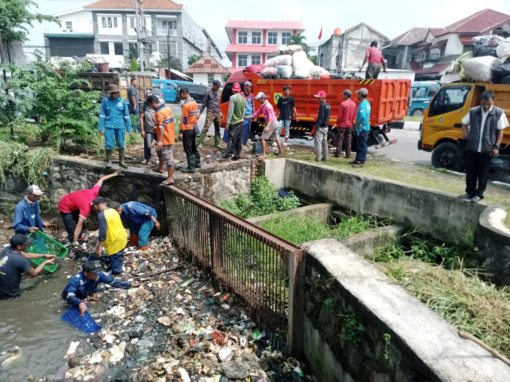 Cegah Banjir dan Jaga Salurah Tersier Kali Angke 1, Pemcam Kemang dan PSDA Provinsi Jabar Laksanakan Normalisasi