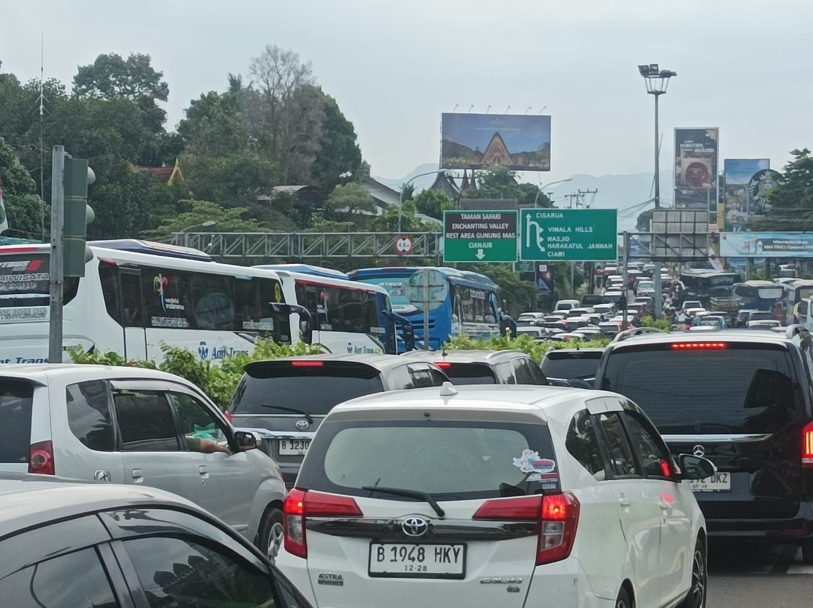 Volume Kendaraan Menuju Puncak Meningkat, Satlantas Polres Bogor Berlakukan Rekayasa Lalu Lintas