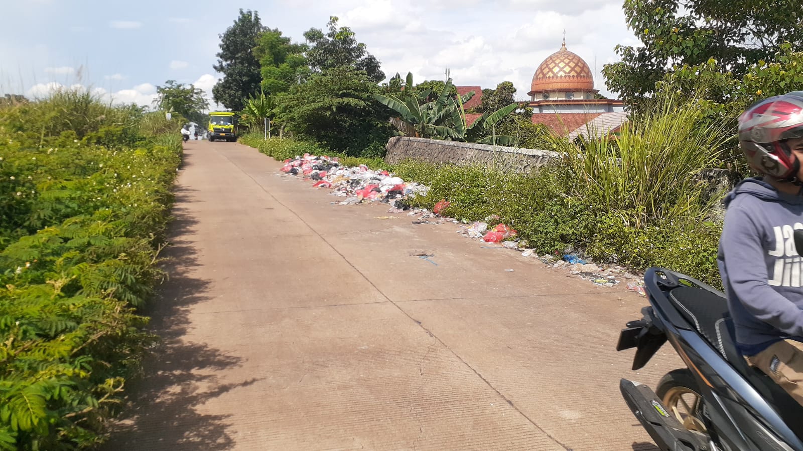 Sampah di Jalan Raya Bomang Menumpuk Pasca Libur Panjang