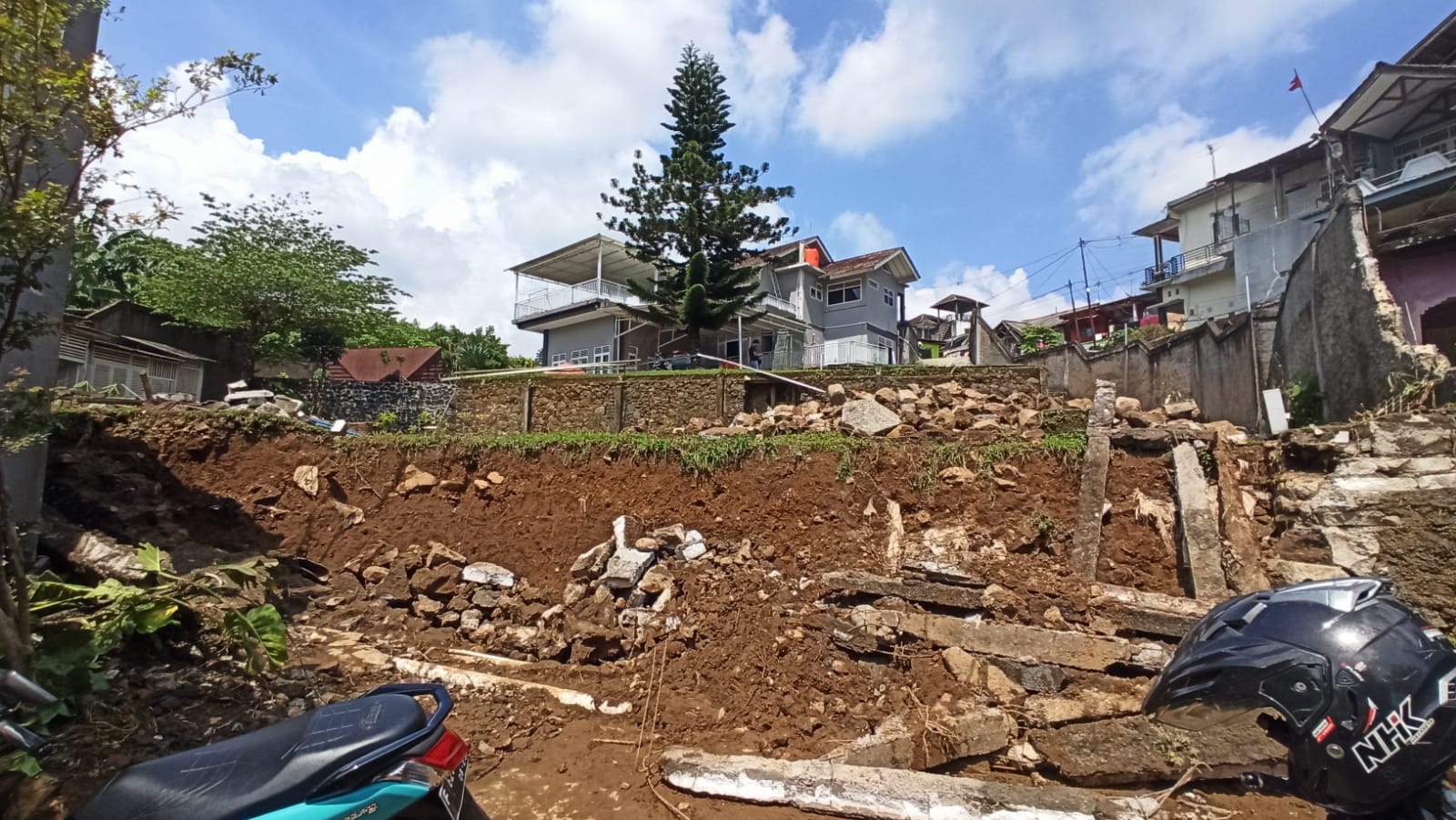 Tembok Rumah Jebol Timpa Pemukiman Warga di Citeko Cisarua, 27 KK Terdampak dan Mengungsi