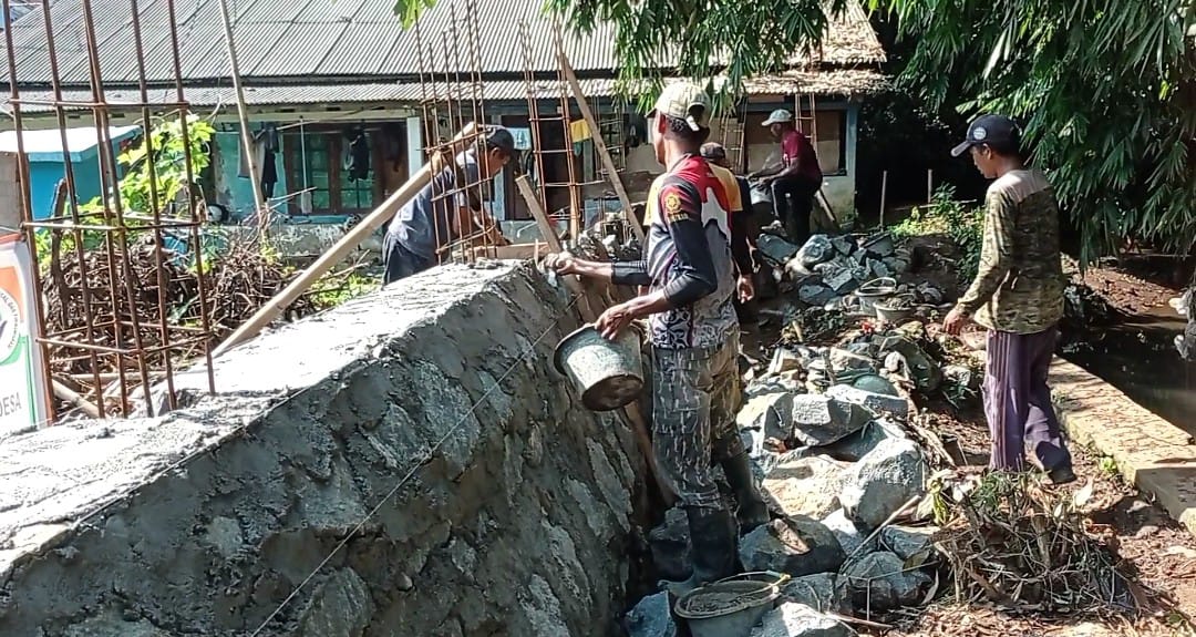 Sering Banjir saat Hujan, Pemdes Cimandala Bangun TPT di Kampung Ciparengga