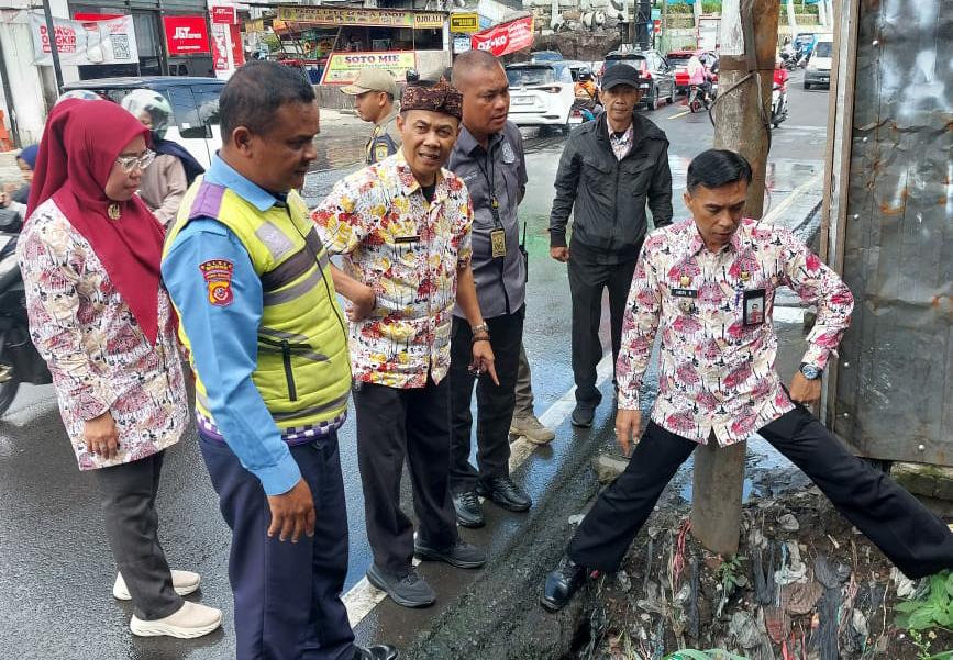 Tinjau Langsung Lokasi Banjir, Staf Ahli Bupati Bogor Janji Perbaikan Drainase di Simpang Tiga Taman Safari