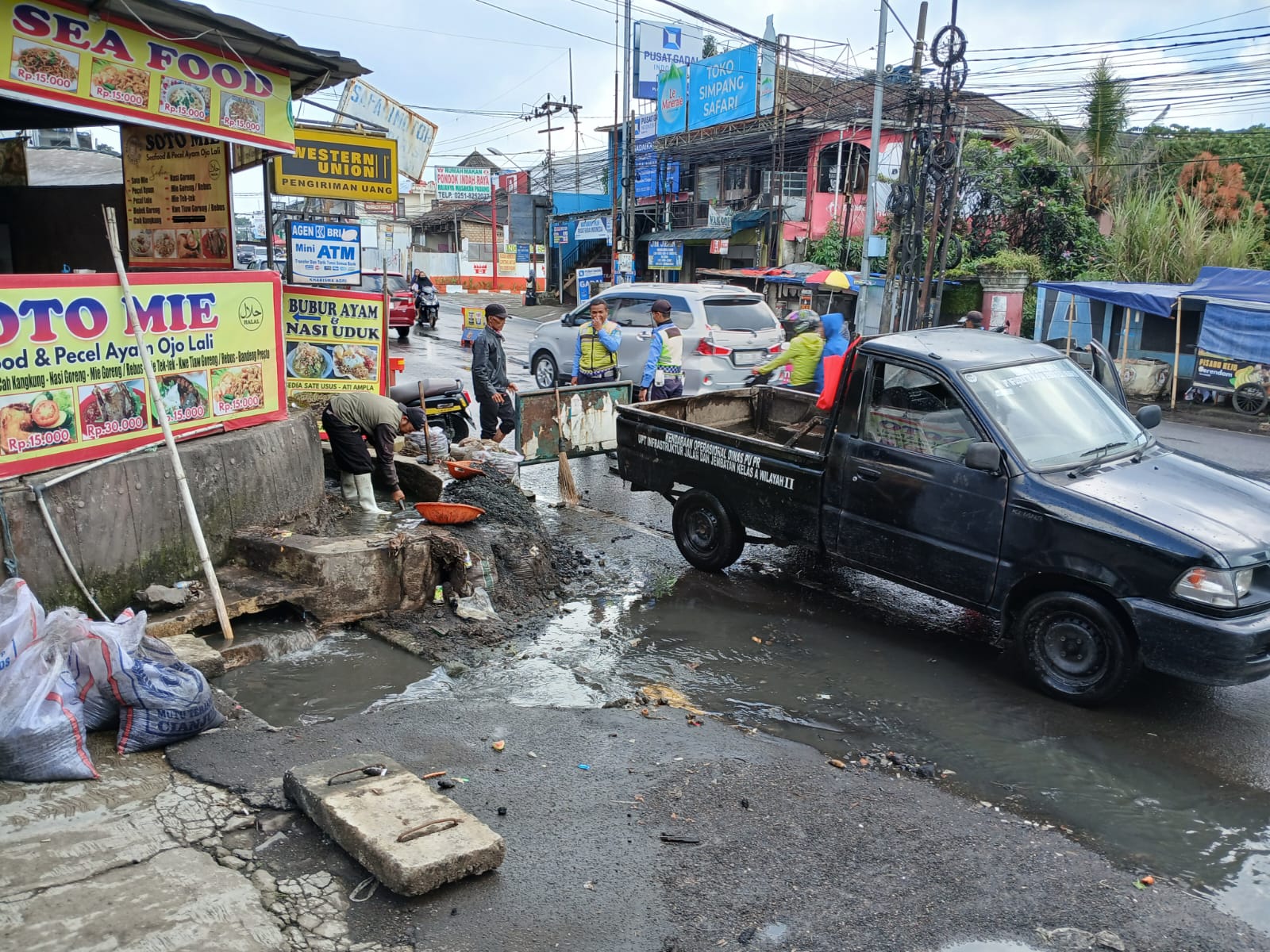 Viral Genangan Air di Simpang Tiga Taman Safari Puncak, UPT Jajem Ciawi Turun Tangan Bersihkan Drainase