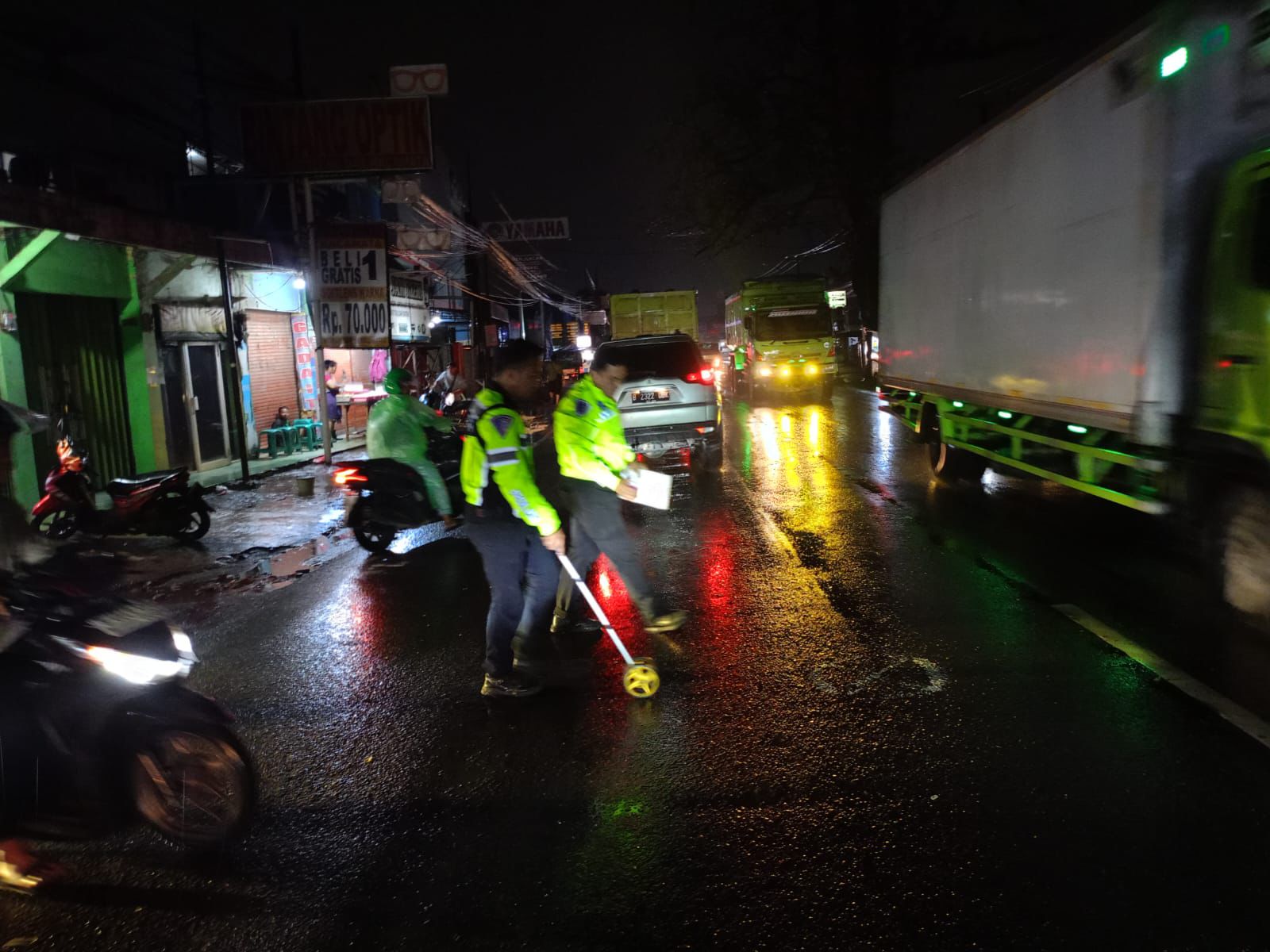 Pemotor Tabrak Juru Parkir di Cileungsi, 3 Orang Luka-luka