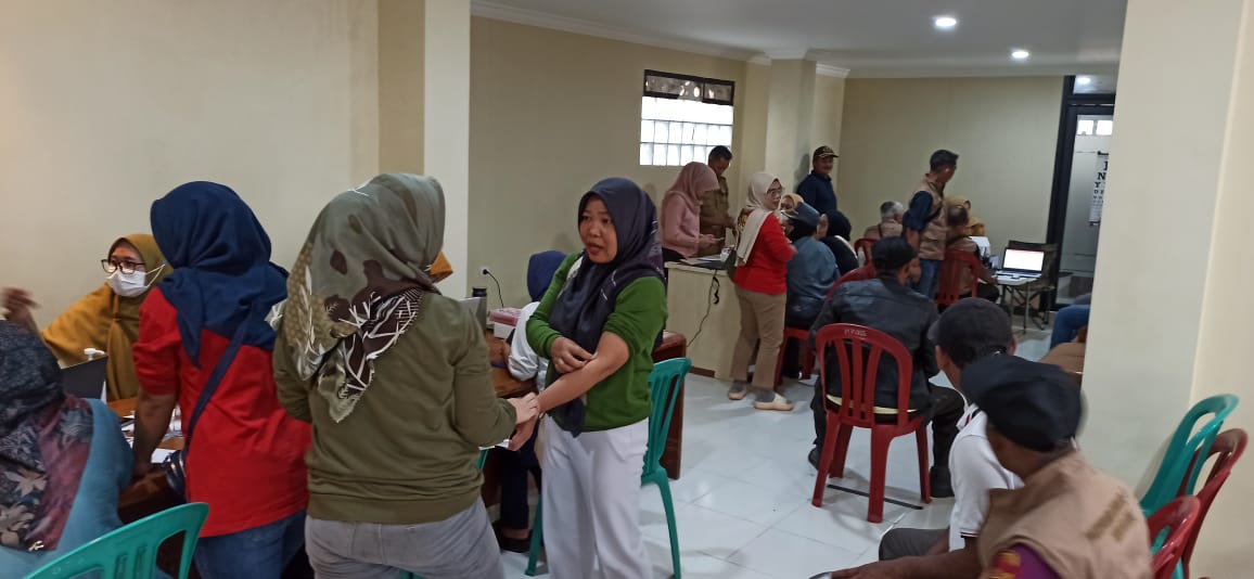 Jaga Kesehatan Staf dan Lembaga, Pemdes Tugu Selatan Gelar Pemeriksaan Kesehatan Gratis