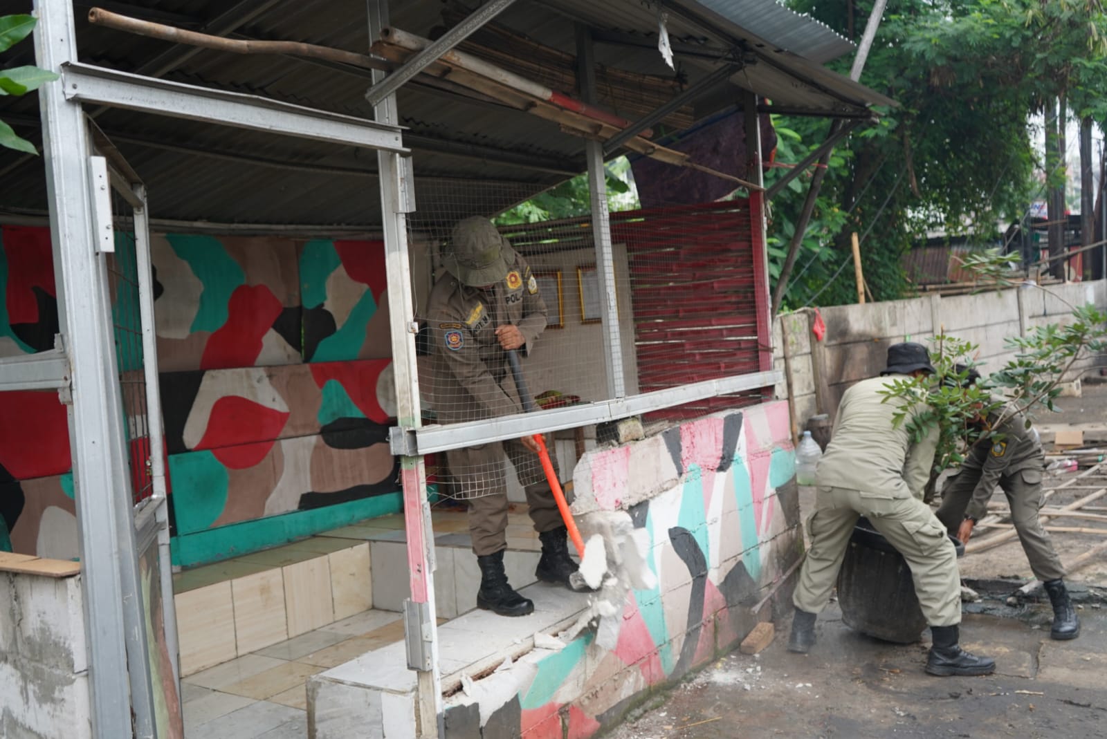 Sambut HJB Ke-543, Satpol PP Kabupaten Bogor Bongkar 21 Bangunan Liar di Citeureup