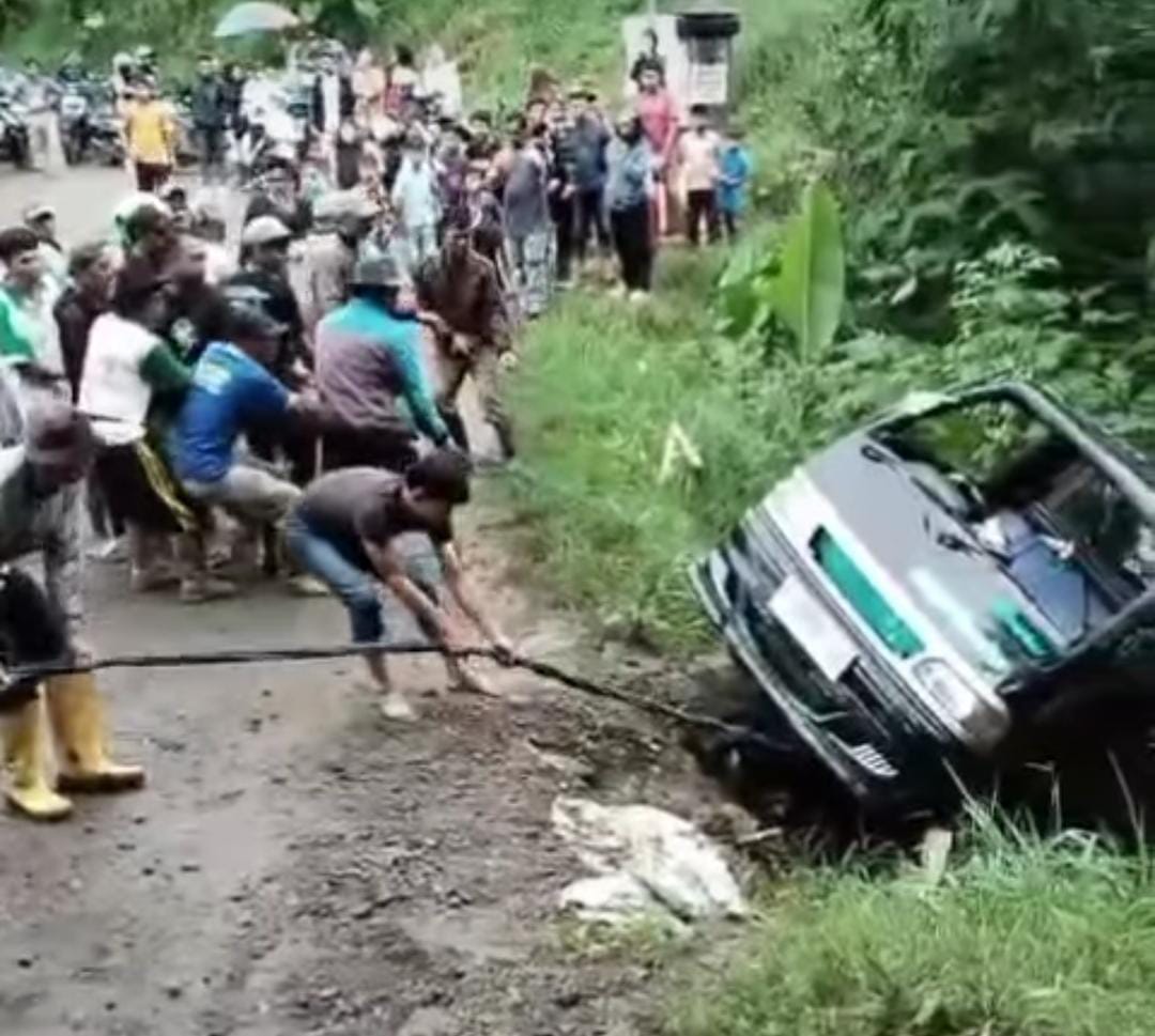 Mobil Pikap Terperosok ke Jurang di Sukamakmur, 4 Orang Terluka