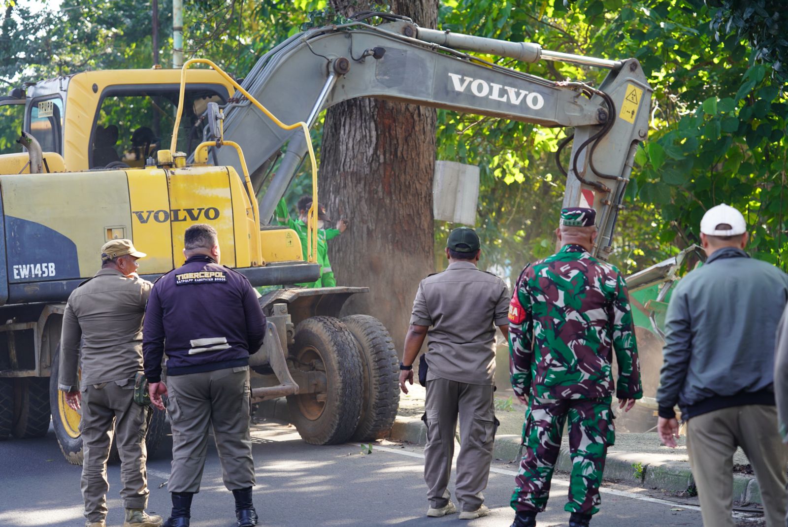 Satpol PP Kabupaten Bogor Bongkar Puluhan Bangli di Bantaran Kali Cibinong