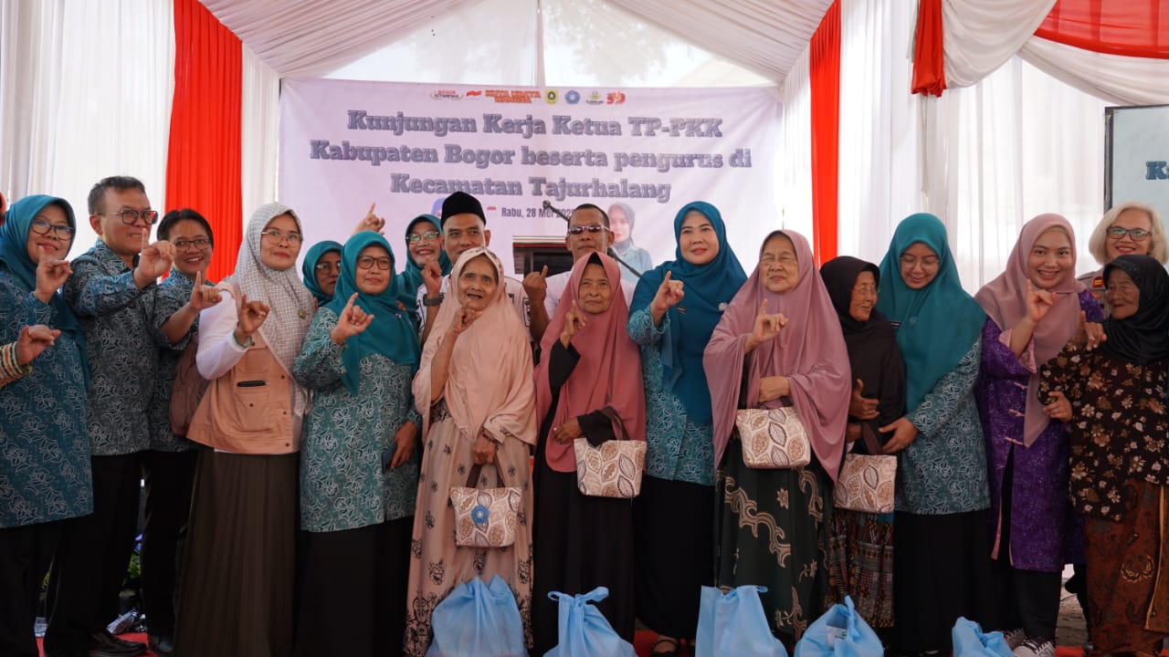 Ketua TP PKK Kabupaten Kunjungi Kecamatan Tajurhalang, Bagikan Sembako ke Lansia