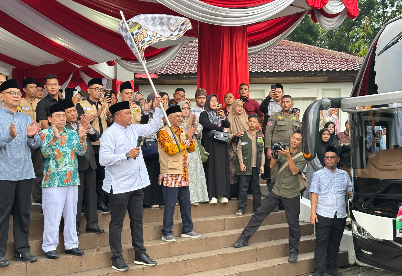 Sebut Sebuah Kehormatan Besar, Bupati Bogor Rudy Susmanto Bakal Ikut Lepas Semua Kloter Haji