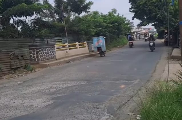 Sering Dilintasi Truk Bermuatan Tambang, Aspal Jembatan Sasak Ciseeng Sudah Mulai Rusak
