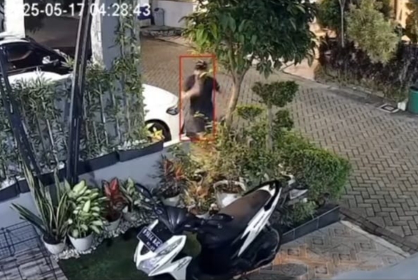 Maling Gasak 7 Pasang Sepatu Warga Perumahan Amala Rawa Kalong Terekam CCTV