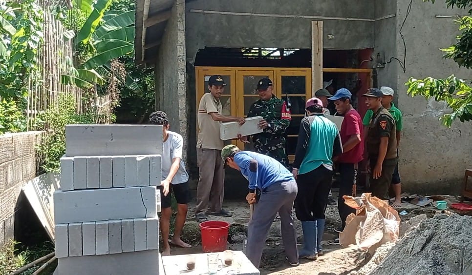 Warga dan Babinsa Desa Pasir Jambu Gotong Royong Perbaiki Rumah Janda yang Roboh