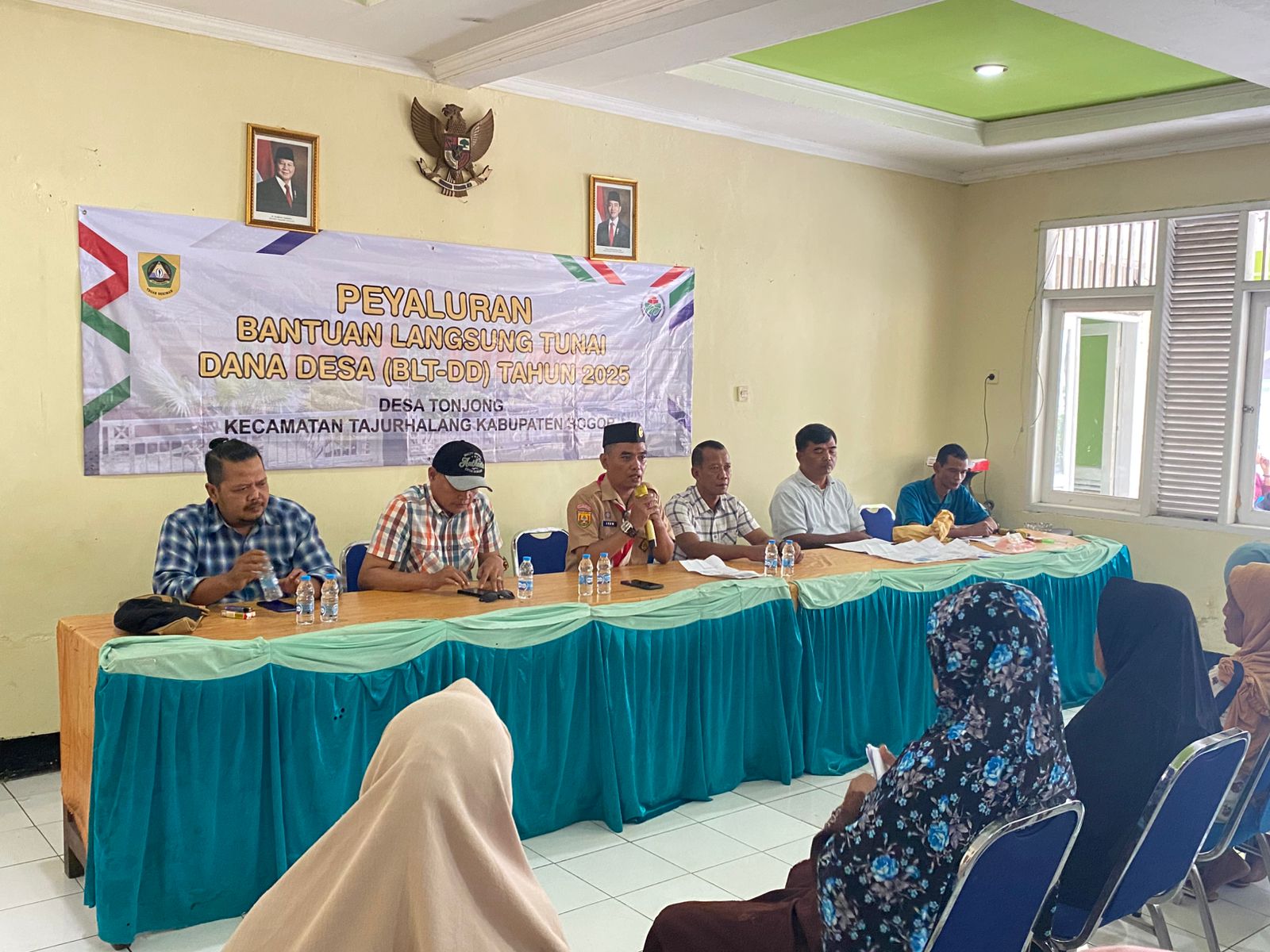 Pastikan Penyalurannya Tepat Sasaran, Camat Tajurhalang Hadiri Penyaluran BLT-DD di Desa Tonjong