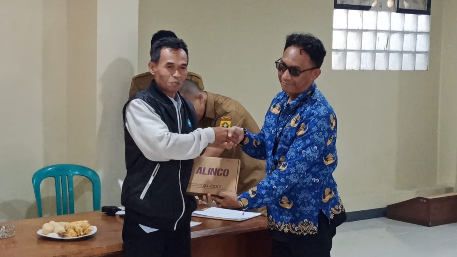 Pemdes Tugu Selatan Bagikan 60 HT untuk RT-RW, Perkuat Komunikasi Mitigasi Bencana