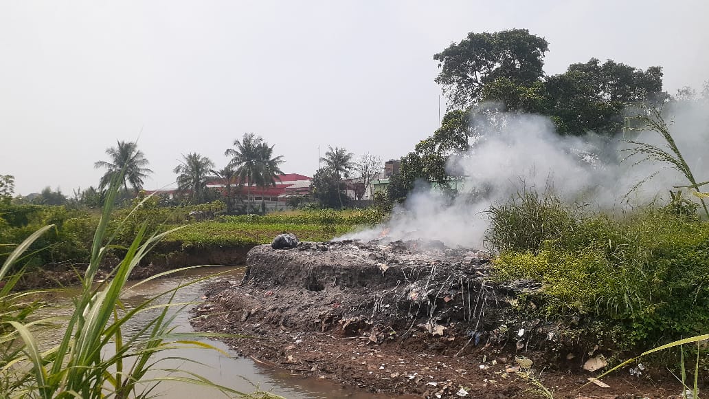 Warga Cidokom Gunungsindur Keluhkan Pembakaran Limbah Sosis, Satpol PP: Akan Kami Hentikan