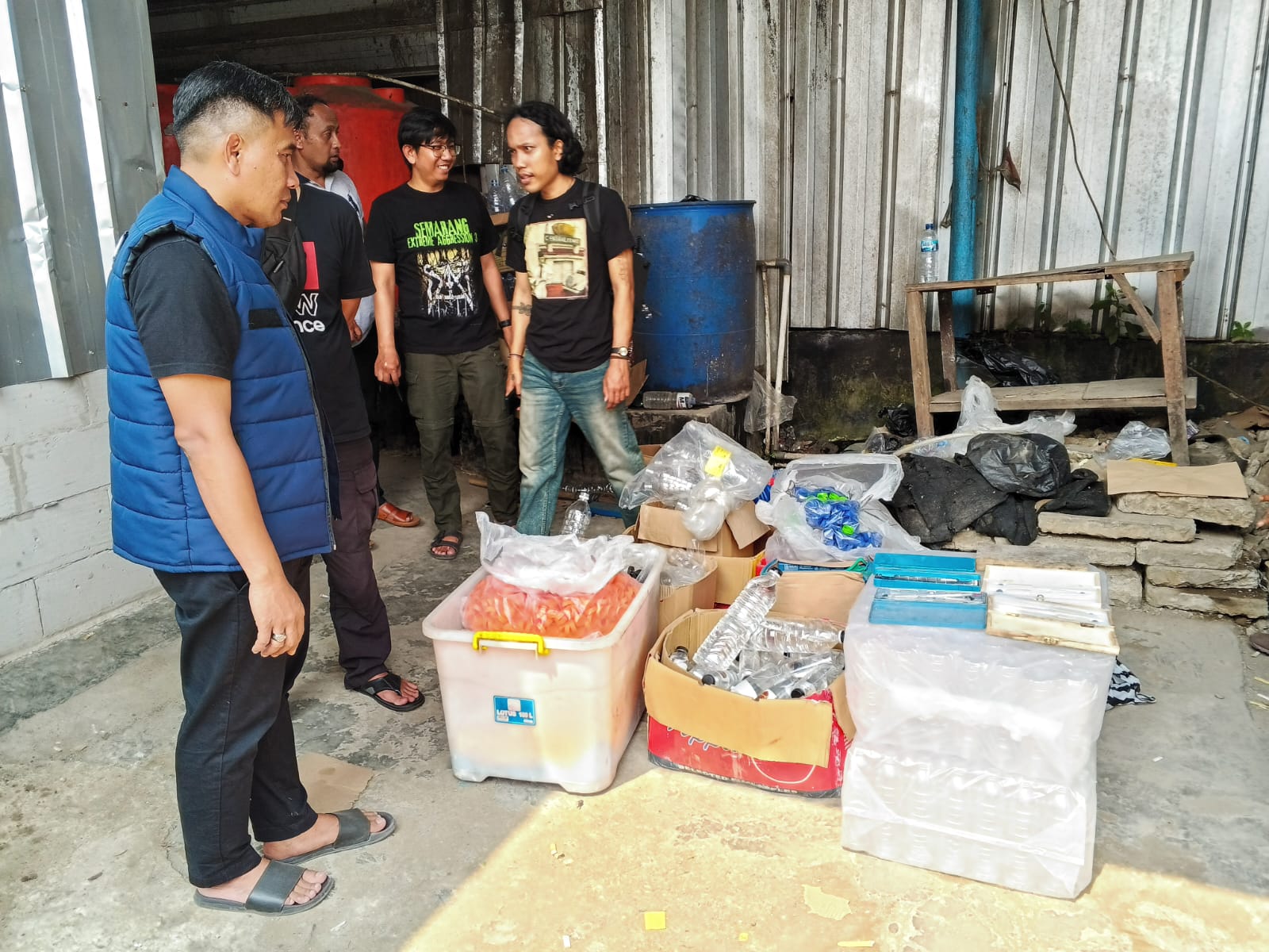 Polisi Gerebek Gudang Miras Oplosan di Cilebut Timur, 160 Jeriken Ciu dan 5 Orang Diamankan