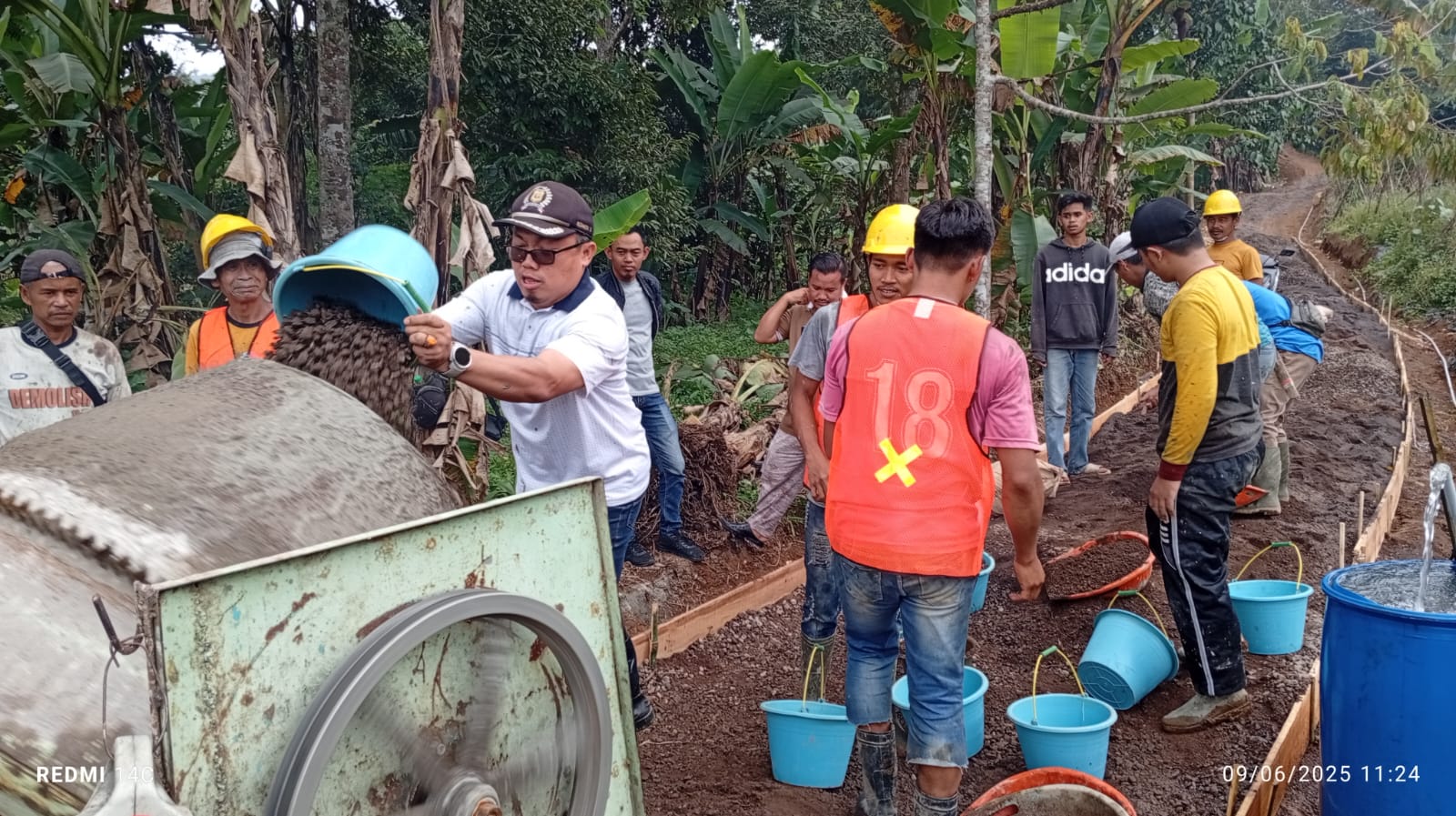 Komitmen Sejahterakan Petani, Achmad Fathoni Ikut Bantu Pengerjaan JUT di Sukamakmur