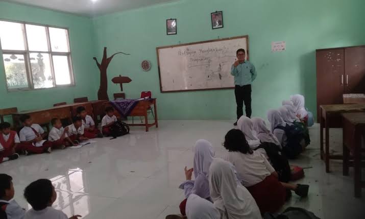 Prihatin Siswa SDN Cempaka Gunungsindur Belajar di Lantai, Sugara: Kita Dorong Agar Segera dapat Mebeler