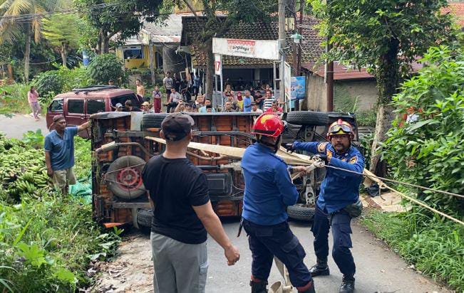 Tak Kuat Nanjak, Mobil Pikap Muatan Pisang Terguling di Sukaraja