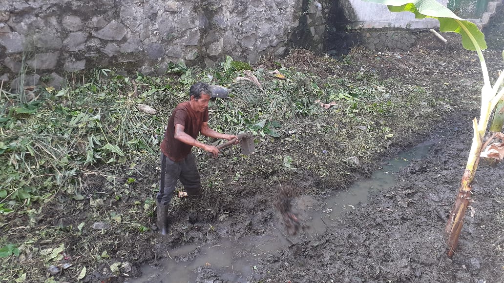 15 Tahun Tidak Berfungsi, Warga Manfaatkan Aliran Irigasi Situ Kemang jadi Tempat Ternak Bebek