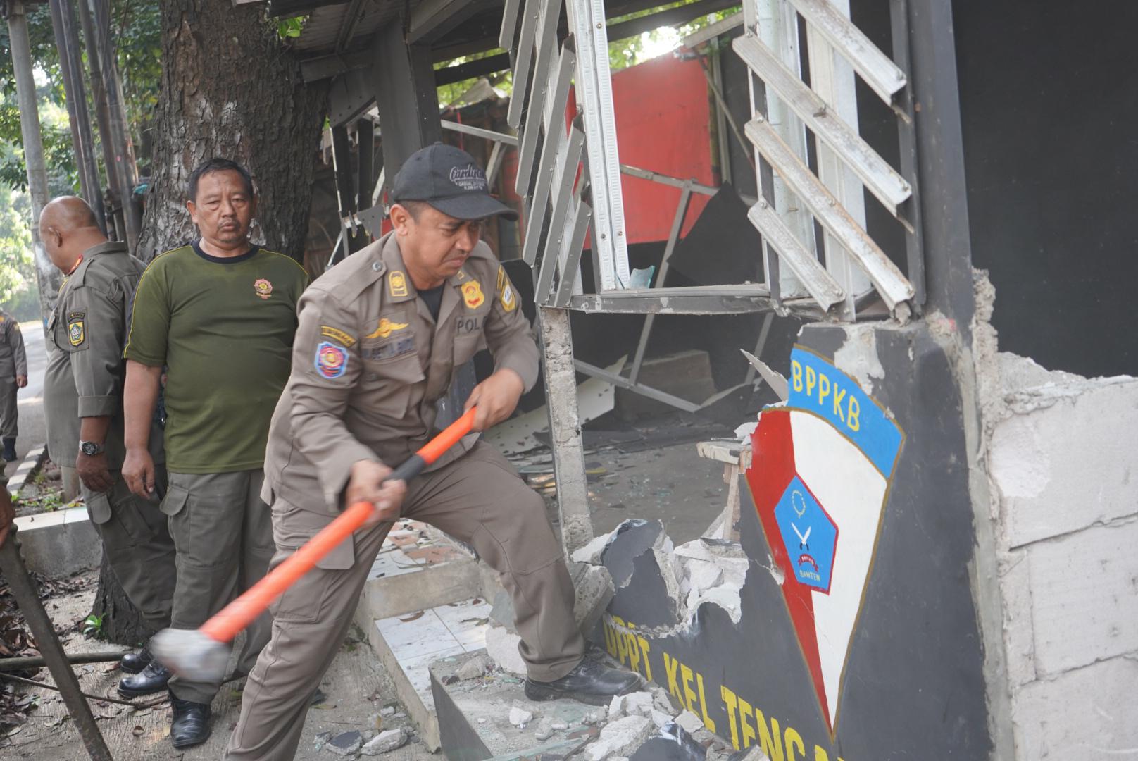 Satpol PP Kabupaten Bogor Bongkar 17 Bangli di Cibinong, Termasuk Pos Ormas