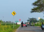 Cegah Kecelakaan, Jalan Raya Bomang Mulai Dipasangi Rambu Lalu Lintas