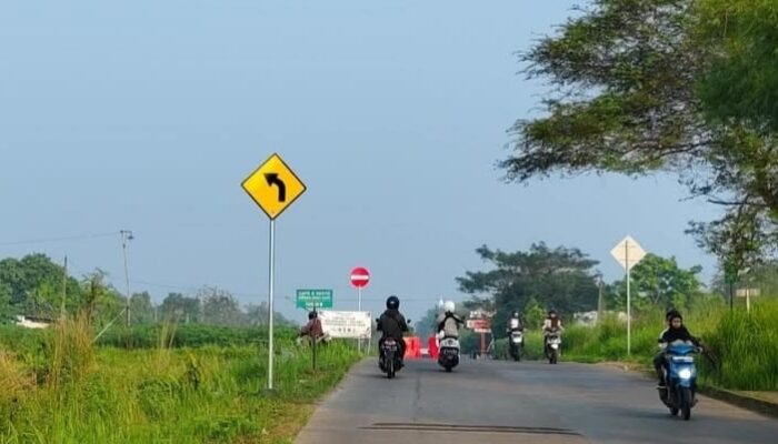 Cegah Kecelakaan, Jalan Raya Bomang Mulai Dipasangi Rambu Lalu Lintas