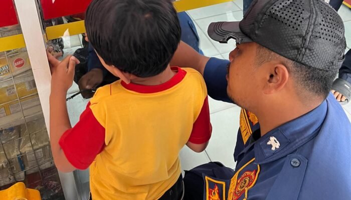 Damkar Kabupaten Bogor Selamatkan Jari Tangan Bocah 7 Tahun yang Terjepit Pintu Minimarket di Bojonggede