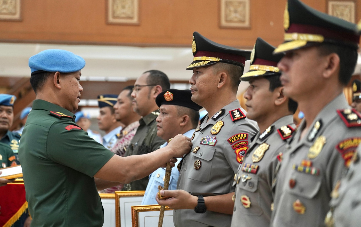 Kapolres Bogor Terima Brevet Kehormatan Setia Waspada dari Paspampres